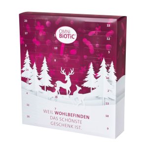 „OMNi-BiOTiC® Adventkalender mit winterlichem Waldmotiv, Rentieren und 24 nummerierten Türchen auf weinrotem Hintergrund.“